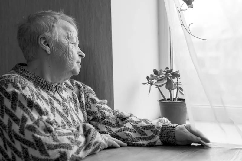 an Demenz erkrankte Seniorin sch