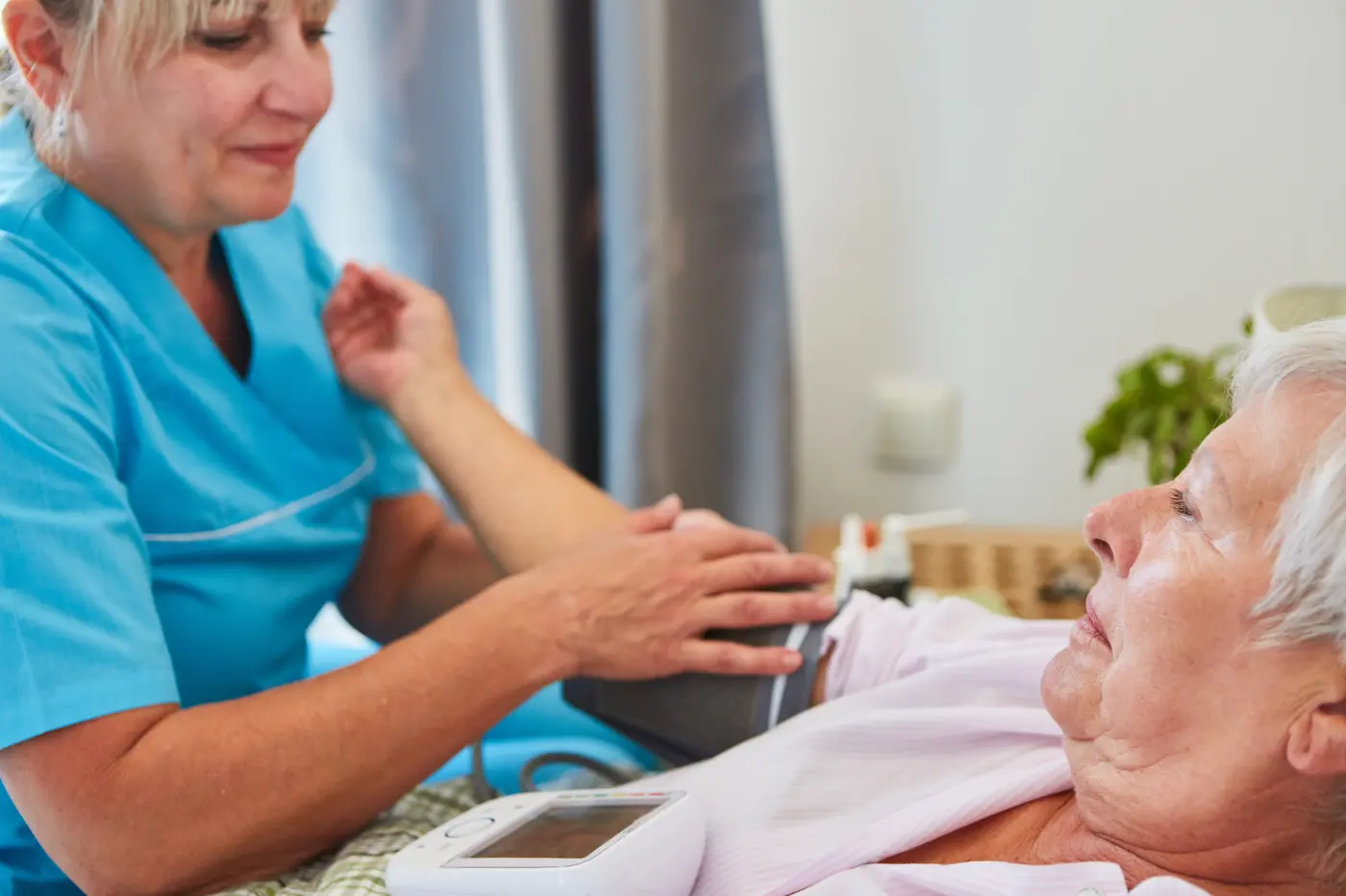 Pflegekraft beim Blutdruckmessen